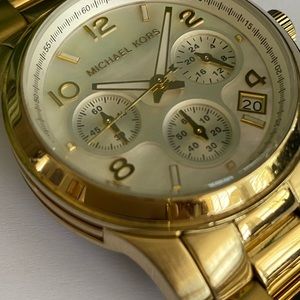 Michael Kors NEW BATTERY MK 5305 mother of pearl gold tone runway chronograph